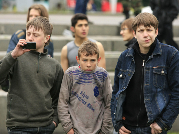 &laquo;Я нюхал клей&raquo;: дети 11-12 лет имеют больше вредных привычек, чем думают их родители