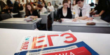 Без истерик и без репетиторов: парень из Приморья сдал ЕГЭ на 400 баллов