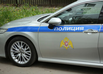 Зуб мудрости вырос в носу у екатеринбурженки, а в Иркутске нашли убийцу почтальона спустя 29 лет: картина дня в регионах России глазами «МК»