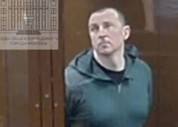 Экс-мэр Сочи на суде получил замечание за «обнимашки» с женой