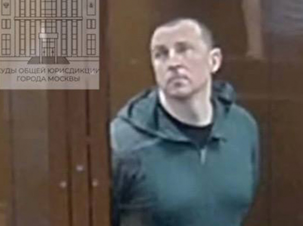 Экс-мэр Сочи на суде получил замечание за &laquo;обнимашки&raquo; с женой
