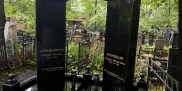 «Неожиданно»: Аллегрова установила на могиле родителей памятники с особым смыслом
