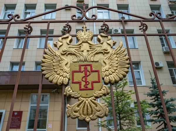 Пациенты больницы пожаловались на странные пятна и запах