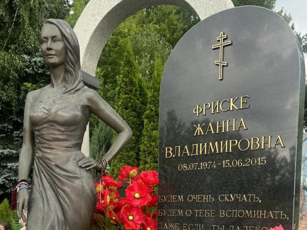 С могилы Жанны Фриске загадочно исчезают вещи