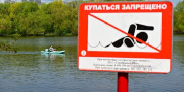 Врач рассказал, какие инфекции можно подхватить во время купания в жару