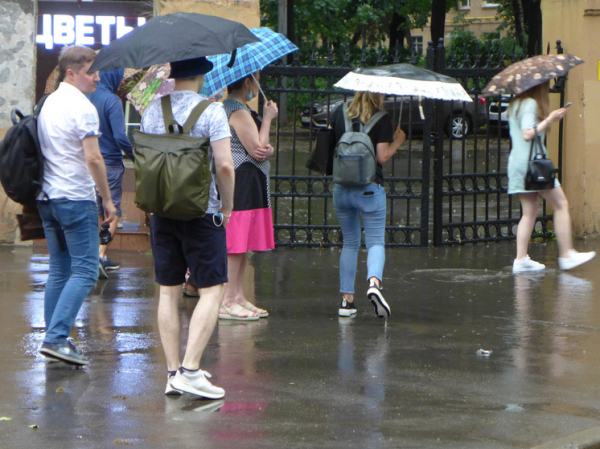 За окном ливень, а тебя тошнит: как спасаться метеозависимым людям при плохой погоде