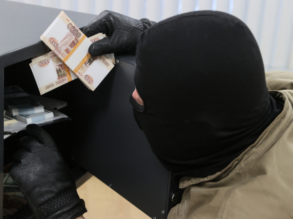 Брат школьницы, обманутой мошенниками, задержал их сообщника возле сейфа