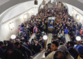 Эксперты объяснили «феномен одиночества» в толпе в метро: «Каждый в своем коконе»