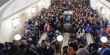 Эксперты объяснили «феномен одиночества» в толпе в метро: «Каждый в своем коконе»