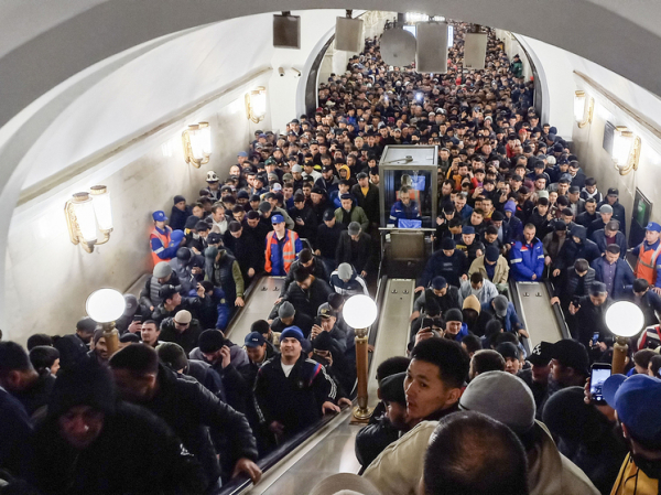 Эксперты объяснили «феномен одиночества» в толпе в метро: «Каждый в своем коконе»