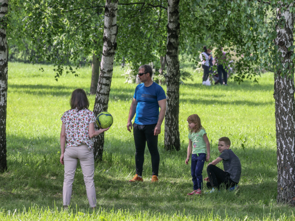 Каждому второму родителю сложно занять ребенка летом