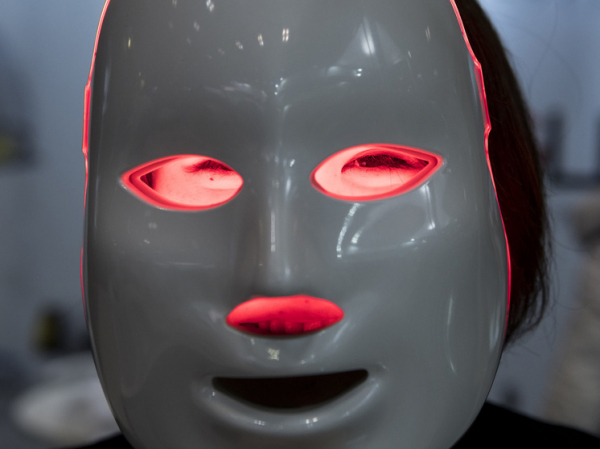 LED-маски: зачем они нужны и когда могут быть опасны