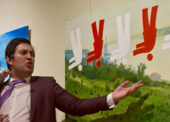 «Россию на колени не поставить»: Алибасов устроил патриотический перформанс в музее