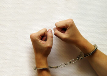 В Татарстане мужчина поджег спящую супругу, a на улицах Анапы заметили розовых голубей: картина дня в регионах России глазами «МК»