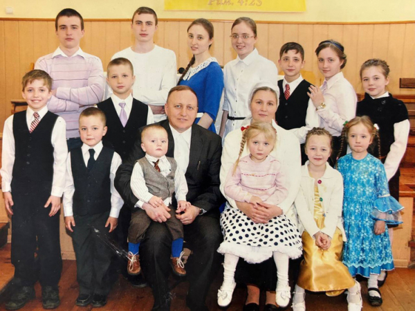 &laquo;Золотая&raquo; мама Калининграда:&nbsp;как семья с 16 родными детьми стала лучшей в России