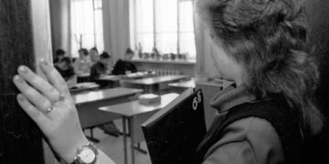 Чин не по чину: врачам и учителям предлагают стать госслужащими