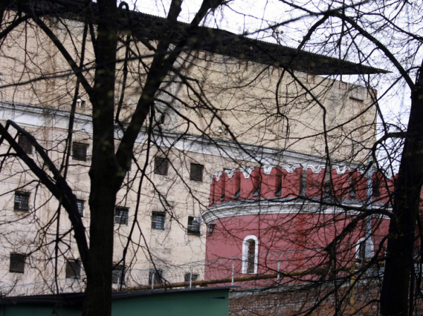 Юношу, совершившего кражу под влиянием мошенников, держали в СИЗО полгода