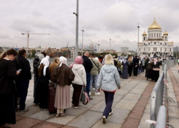 «Много сомнительных инвалидов»: обмороки и часы без движения в очереди к мощам Спиридона