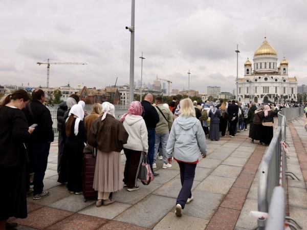 &laquo;Много сомнительных инвалидов&raquo;: обмороки и часы без движения в очереди к мощам Спиридона