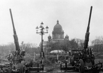 Облить кислотой: выяснилось, как собирались уничтожать важные объекты Ленинграда в случае его сдачи немцам