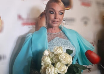 «Показывала фигу»: Волочкова раскрыла, кто настроил дочь против нее