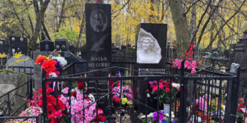 «Кашпировского похоронили тайно не просто так»: что происходит на могилах целителей