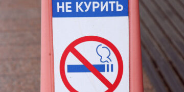 Не курите, да не судимы будете: когда на соседа-курильщика могут подать в суд, объяснила юрист