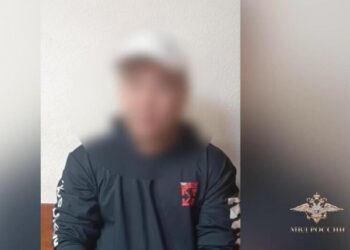 Неизвестный напал на школьницу в Красноярске, а житель Иркутской области нашел в купленном гараже арсенал оружия и боеприпасов: картина дня в регионах России глазами «МК»