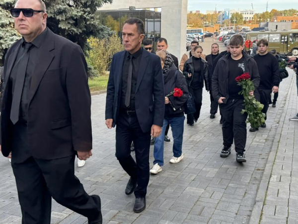 Пустые кресла у гроба: на Троекуровском закончилось прощание с Кашпировским